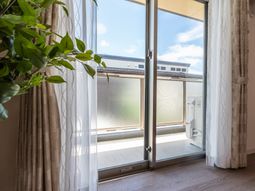 明るい室内とベランダ