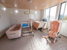 清潔なバリアフリー浴室