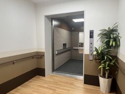 エレベーター前の安らぎ空間