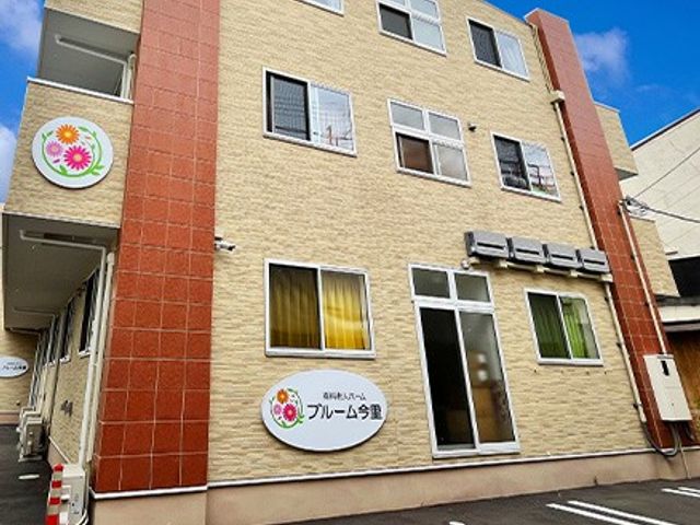 建物の外観 外観 陽光が差し込む、モダンなデザインの建物です。快適な環境を提供する施設です。