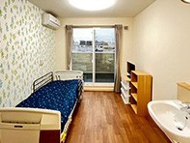 快適な居室 居室 快適さを追求した居室には、広々とした明るい空間が広がっています。ベッドや収納がバランスよく配置されています。