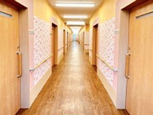 明るい廊下 廊下 両側に安全な手すりが設置された明るい廊下です。日中は自然光が差し込み、快適に移動できます。
