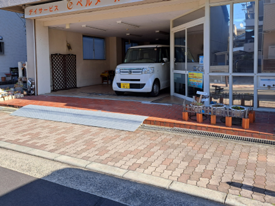 送迎車が見える外観  