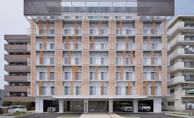 シンプルな建物の外観