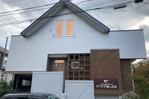 明るい施設の外観