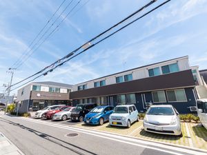 明るい外観の施設