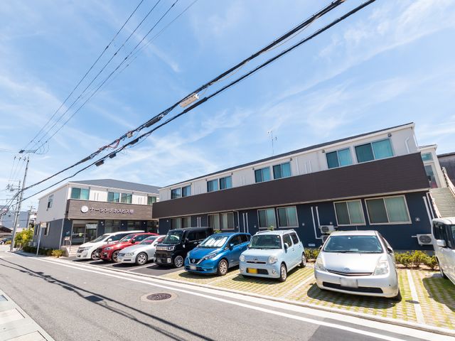 明るい外観の施設