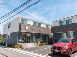 モダンな外観の建物