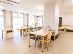 明るい食堂の様子