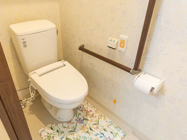 バリアフリー設計の洋式トイレ