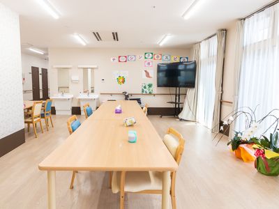 多機能スペースの明るい部屋