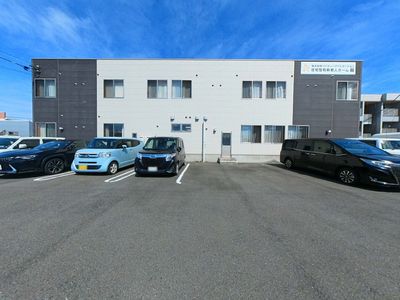 駐車場付きの建物外観