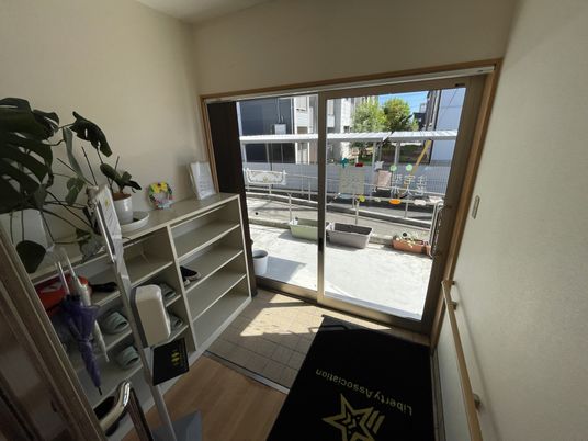 自然光が入る玄関
