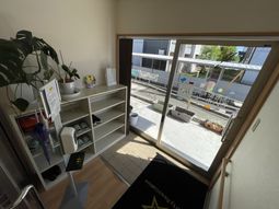 外へ視界が広がる出入口