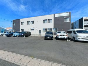 駐車場のある建物外観  