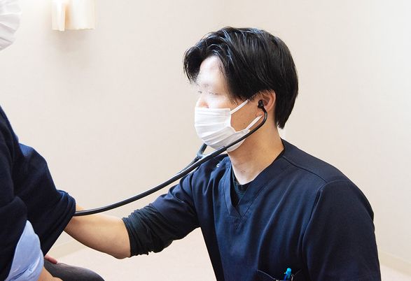 心音を聴く医療スタッフ