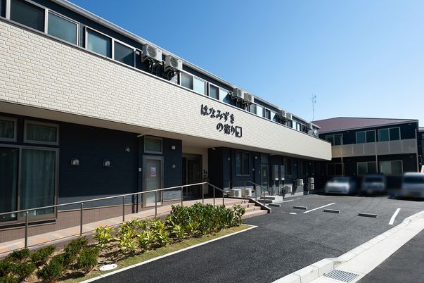 自立した建物の外観