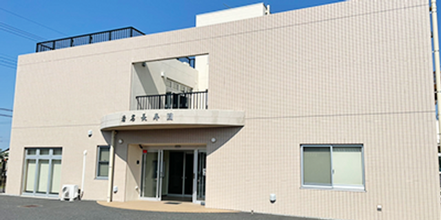 明るい外観の建物