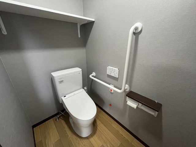安心のトイレ設備 トイレ 手すりが備わった清潔なトイレです。安全に快適にお使いいただける設計となっております。
