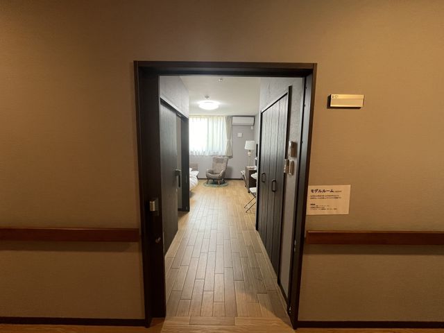 快適な居室の扉開け 居室 モダンなデザインの扉が開いた居室への入口です。ゆったりとした空間が、安らぎの時間を提供します。