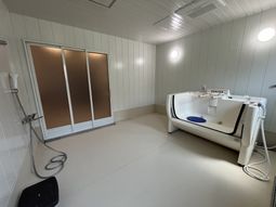 広々とした明るい浴室