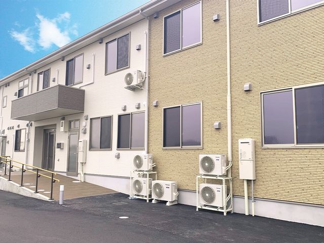 建物外観のイメージ 外観 きれいに整備された建物で、すべての入り口に手すりが設置されており、安心してお過ごしいただける環境が整っています。