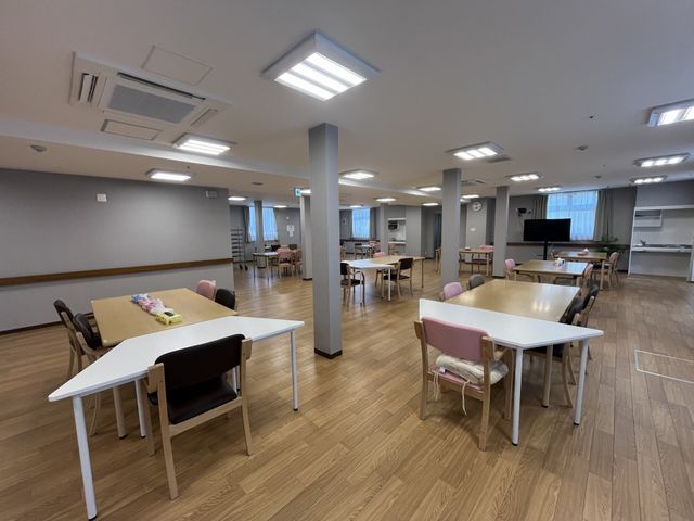 明るいダイニングルーム ダイニングルーム 広々としたダイニングルームは、木目調の床が温もりを感じさせ、明るく開放的な雰囲気の中で食事が楽しめます。テーブルは様々な大きさが配され、テレビが設置されているため、食事以外の時間も快適に過ごせるようになっています。