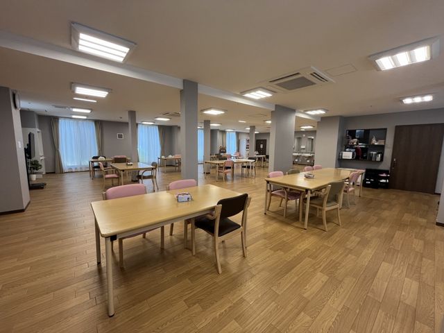 広々とした快適なダイニングルーム ダイニングルーム ゆったりとしたダイニングルームで、テーブルが配置された落ち着いた雰囲気です。皆様で食事や交流をお楽しみいただけます。