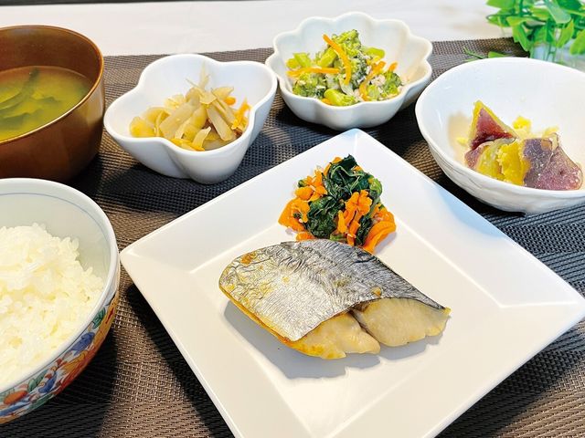 和風の健康的な食事 お食事 栄養バランスを考えた彩り豊かな和食が提供されており、食事の時間も楽しみの一つになっております。