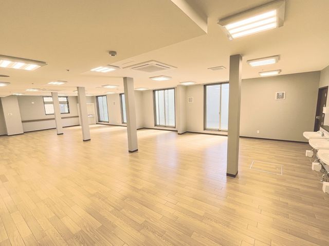 広々とした明るい空間 共有スペース 広々としたこの空間は、日差しをたっぷり取り込めるような設計になっており、様々な活動に利用できます。木目調の床が温もりを感じさせ、居心地の良い環境を提供しています。