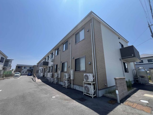 白い建物の外観 外観 清潔感あふれる白い建物で、静かな住宅街に溶け込んでいます。利用者の快適な生活が期待できそうです。