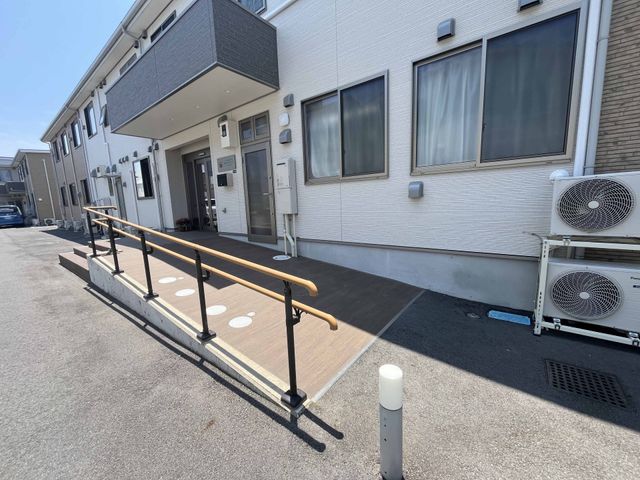 手すり付きのエントランス エントランス 安心の手すり付きエントランスです。バリアフリー設計で、皆様にやさしいアクセスを提供します。