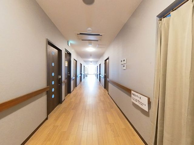 明るい居心地の廊下 廊下 ゆったりとした廊下は、木目調の温かみのあるデザインです。手すりも設置され、安心して歩行できます。