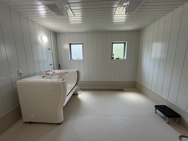 安心のバリアフリー浴室 浴室 ゆったりとした空間の明るい浴室です。手すりやノンスリップの床など、安全に配慮されています。