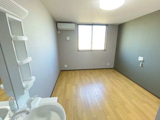 ゆったりとした洋室 居室 温かみのある木目調のフロアが特徴の居室です。シンプルで清潔感あふれる空間をお求めの方には最適です。