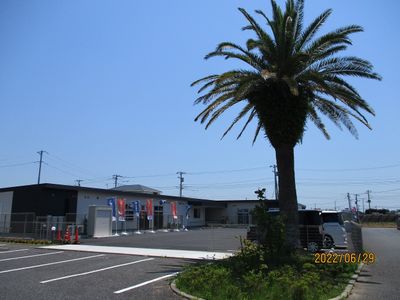 施設の外観と看板