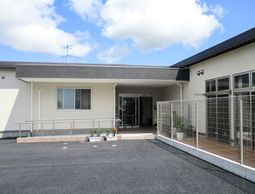外観の明るい建物