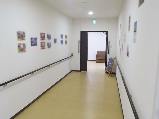 手すり付きの廊下