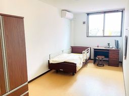 明るい居室の様子