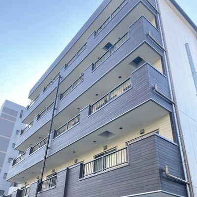 施設のモダンな外観