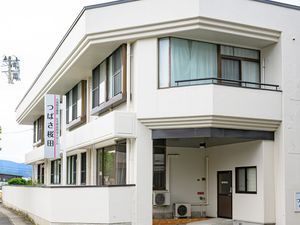 白い建物の外観  
