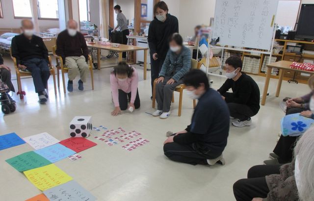 ゲームを楽しむ人々の居室 居室 広々とした場所で、皆さんが集いゲームを楽しんでいます。リラックスできる空間が魅力的です。