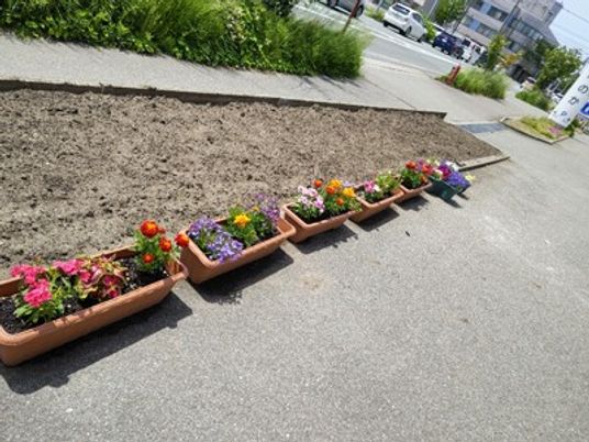 花壇のある外観  