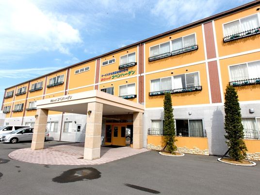 明るい建物の外観