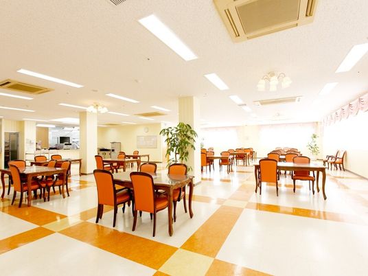 広々とした明るい食堂