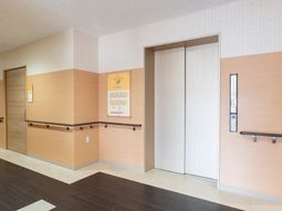 廊下とエレベーターの様子