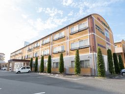 明るい外観の建物