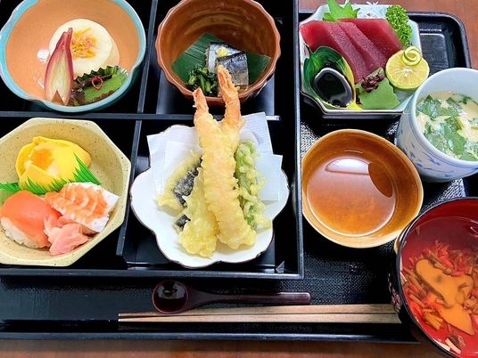 日本料理の彩り豊かな盛り付け