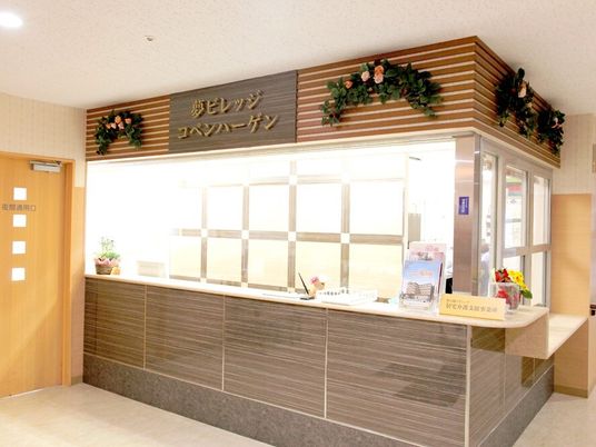 明るい受付のカウンター
