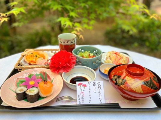 色鮮やかな食事セット